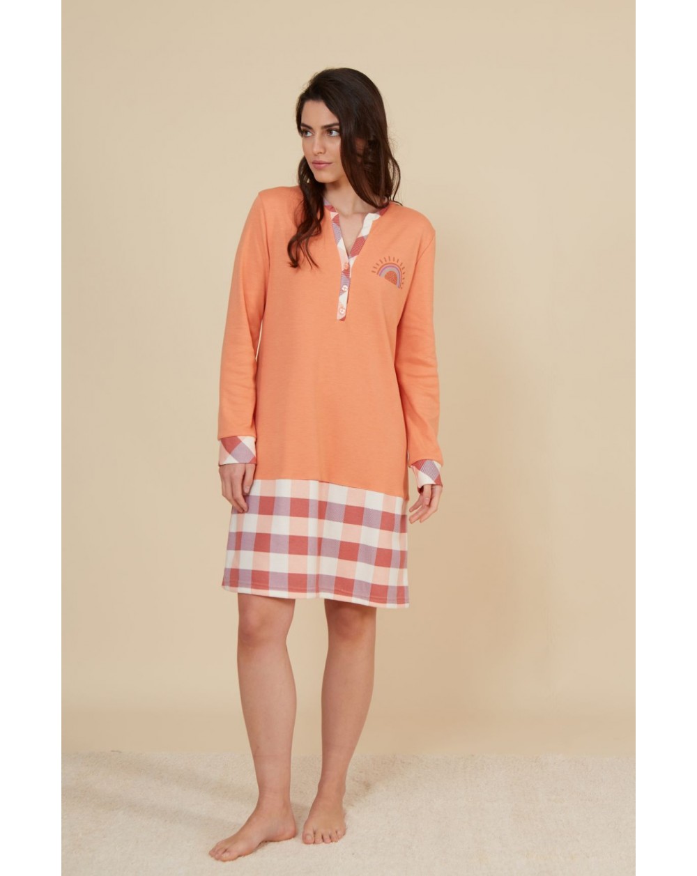 Women's nightdress combining plaid and checkered with plain 